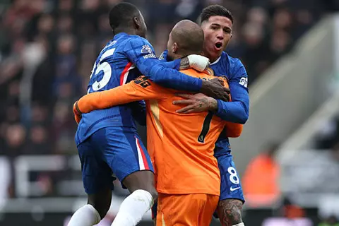 أسيست تاريخي من سانشيز.. حارس تشيلسي يصنع هدفا أمام نيوكاسل (فيديو)